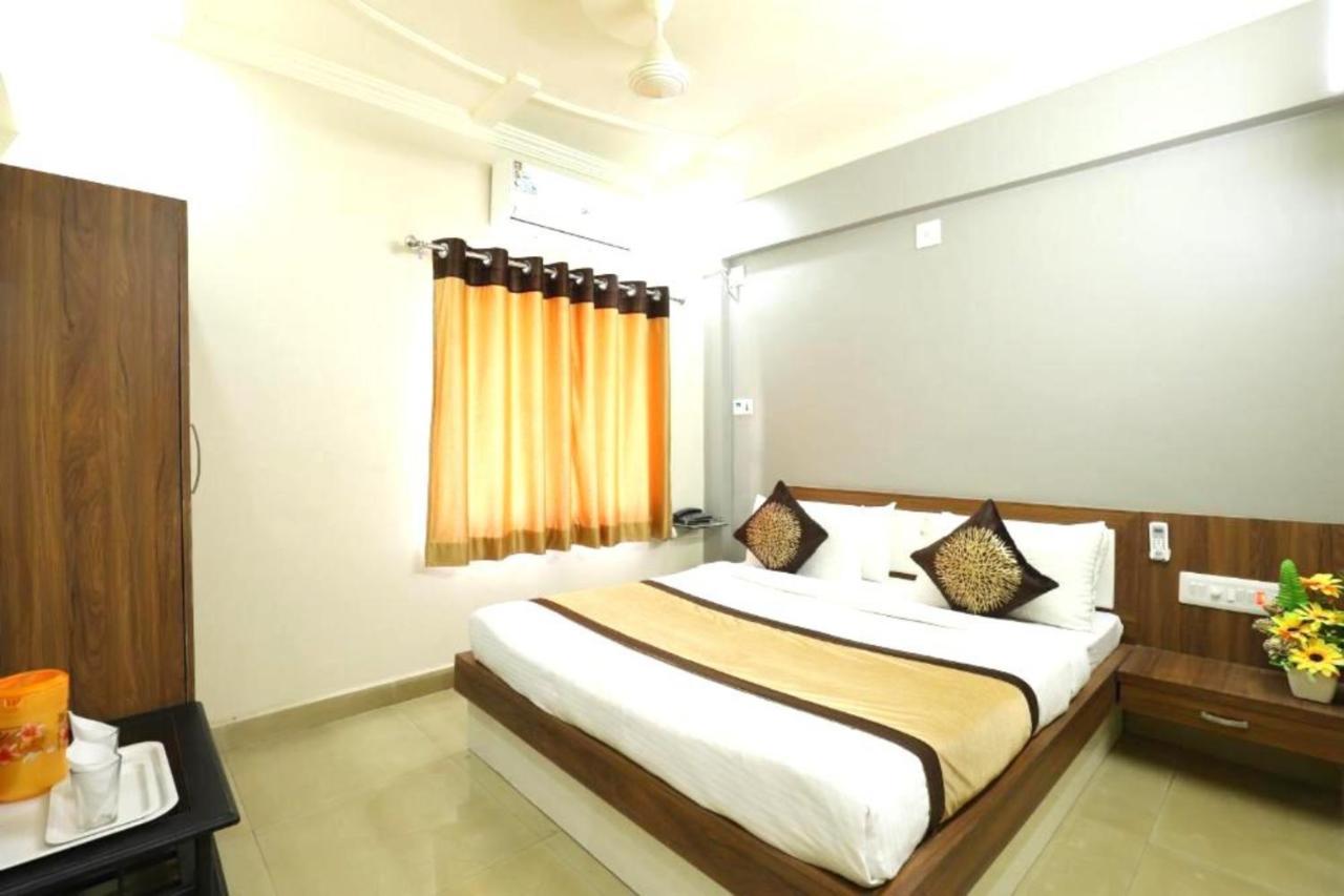 Hotel Loyal Residency Джамнагар Экстерьер фото