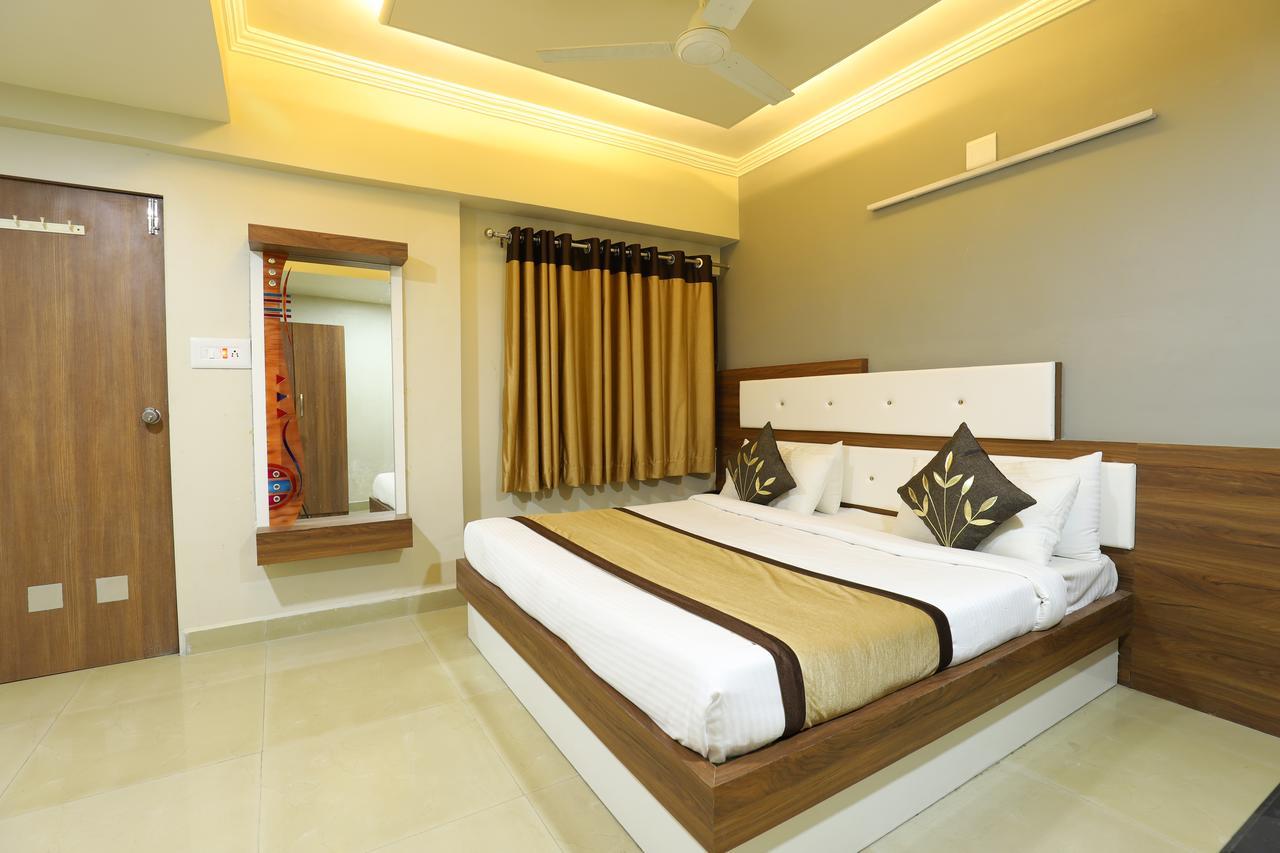 Hotel Loyal Residency Джамнагар Экстерьер фото