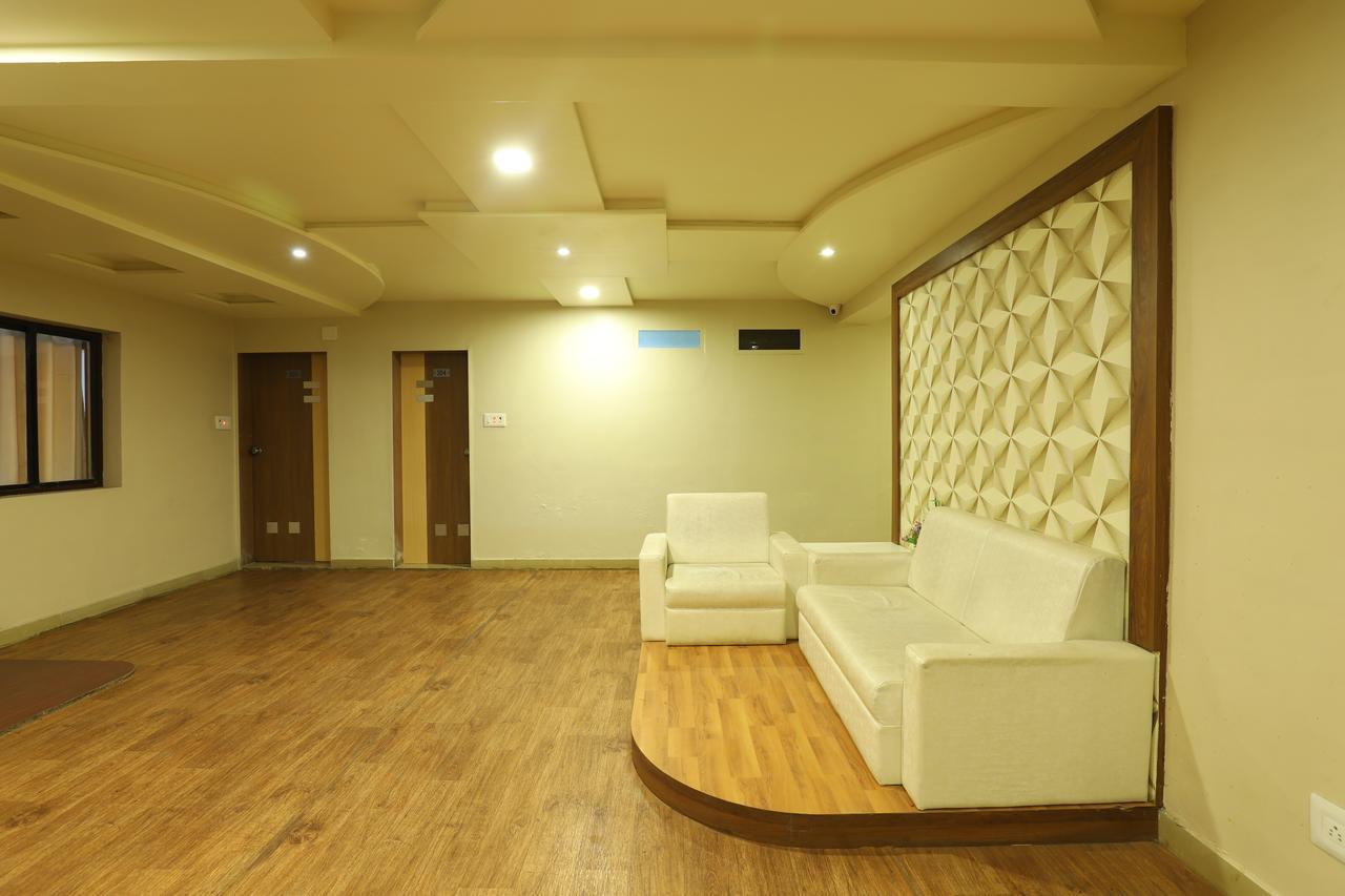 Hotel Loyal Residency Джамнагар Экстерьер фото