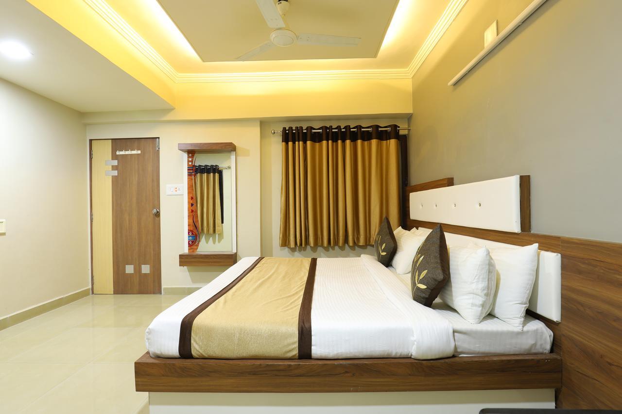 Hotel Loyal Residency Джамнагар Экстерьер фото