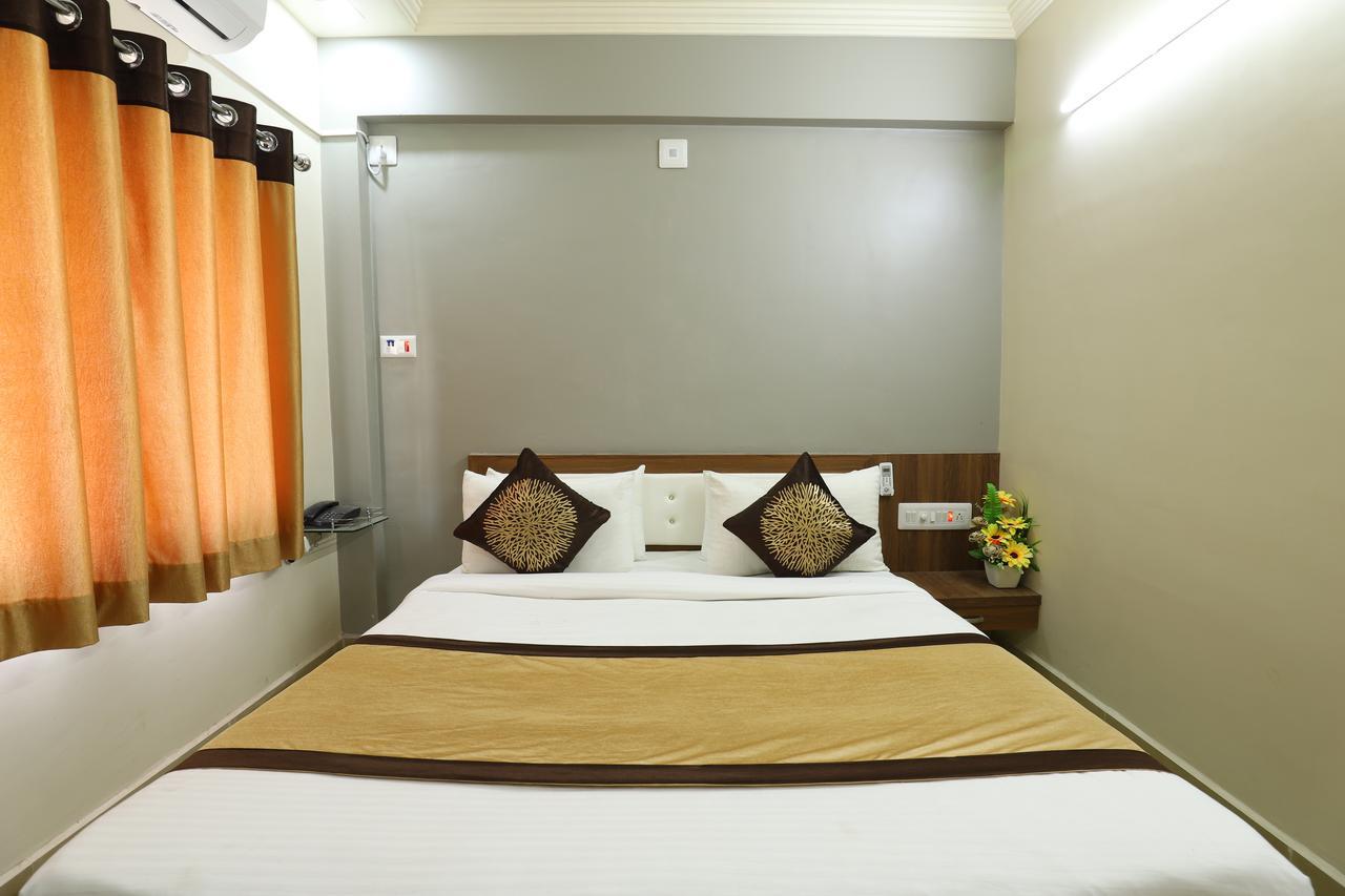 Hotel Loyal Residency Джамнагар Экстерьер фото