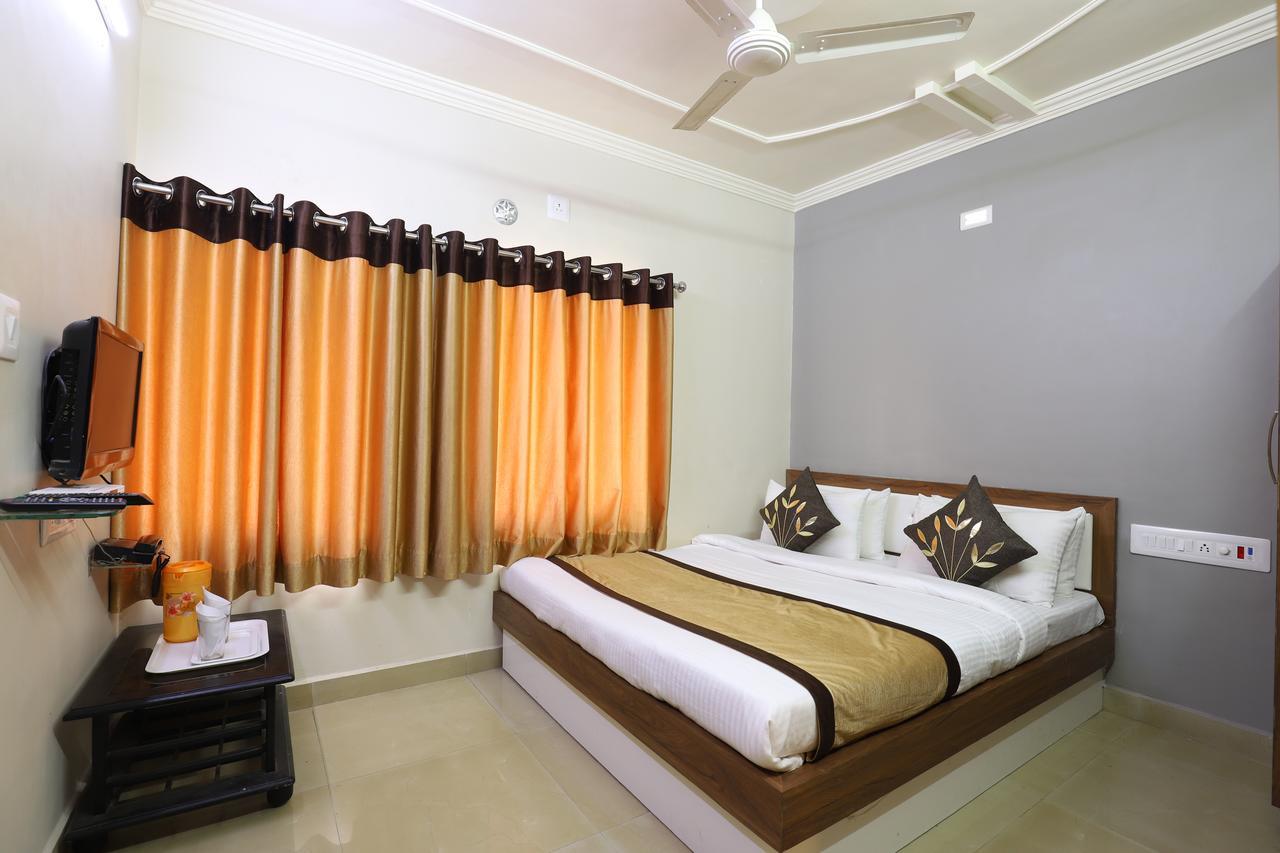 Hotel Loyal Residency Джамнагар Экстерьер фото