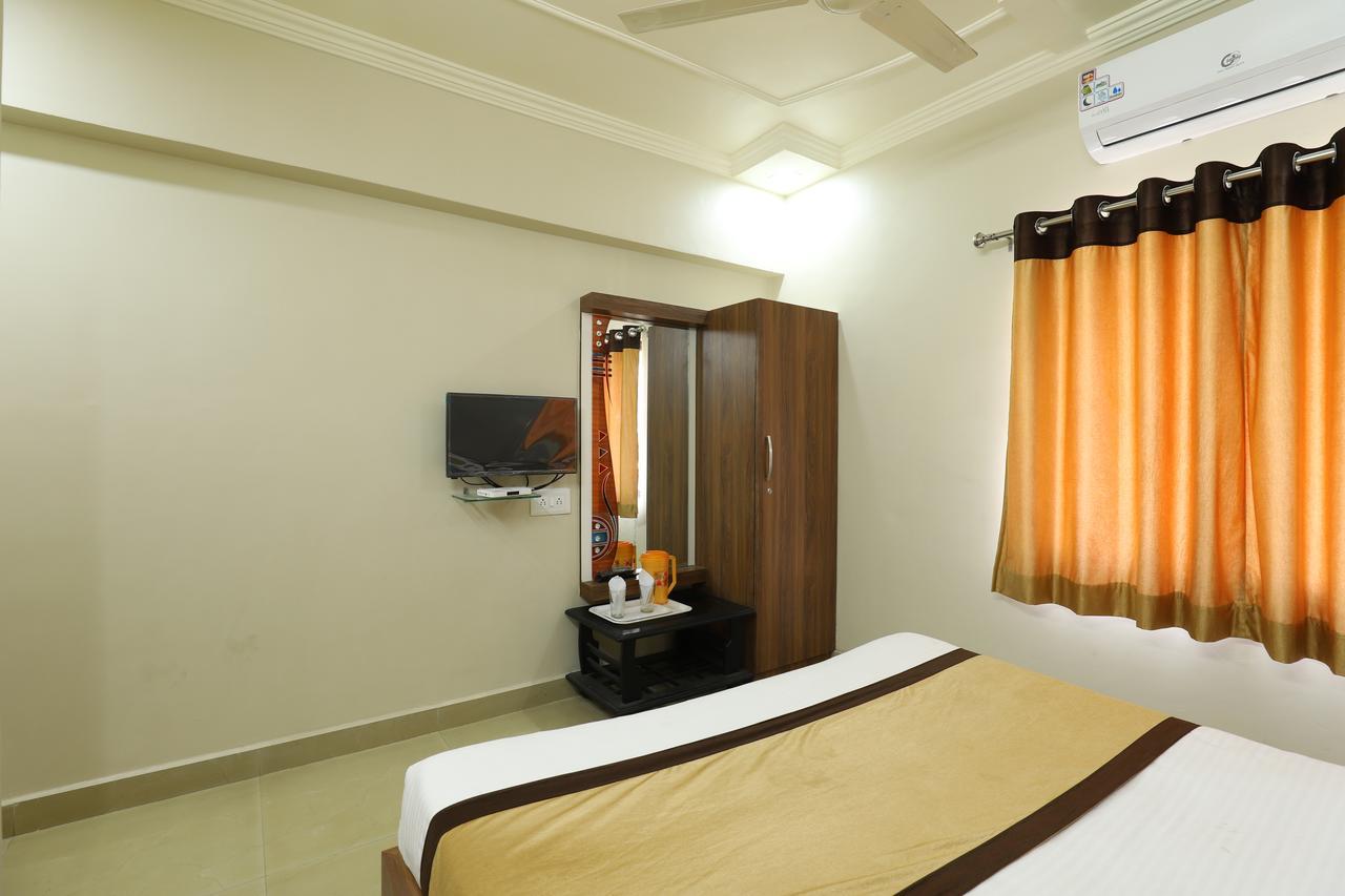 Hotel Loyal Residency Джамнагар Экстерьер фото