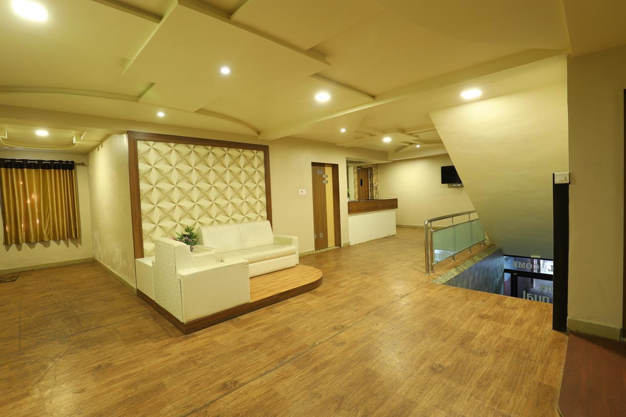 Hotel Loyal Residency Джамнагар Экстерьер фото