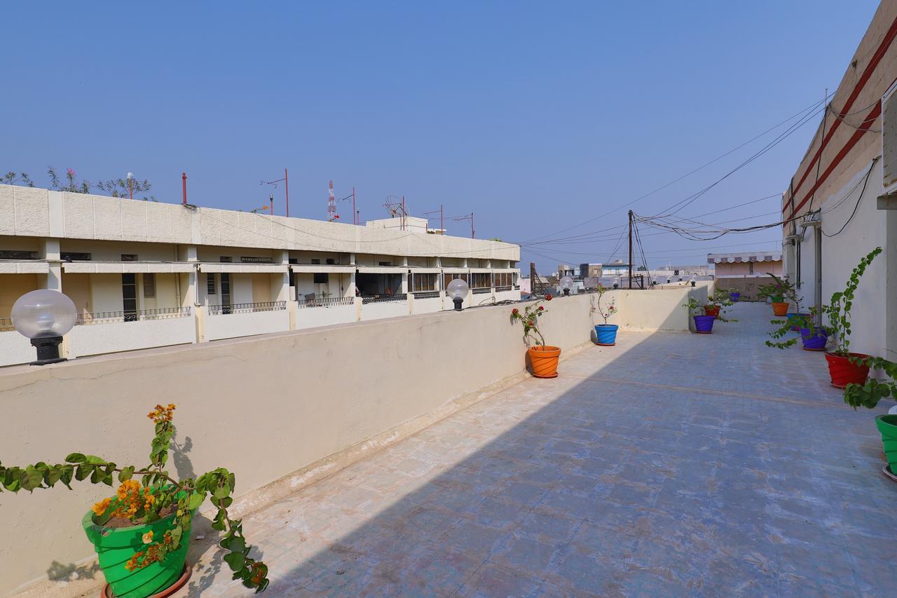 Hotel Loyal Residency Джамнагар Экстерьер фото