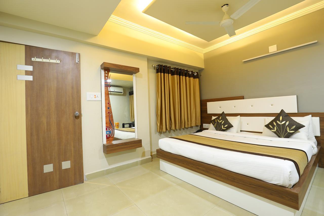 Hotel Loyal Residency Джамнагар Экстерьер фото