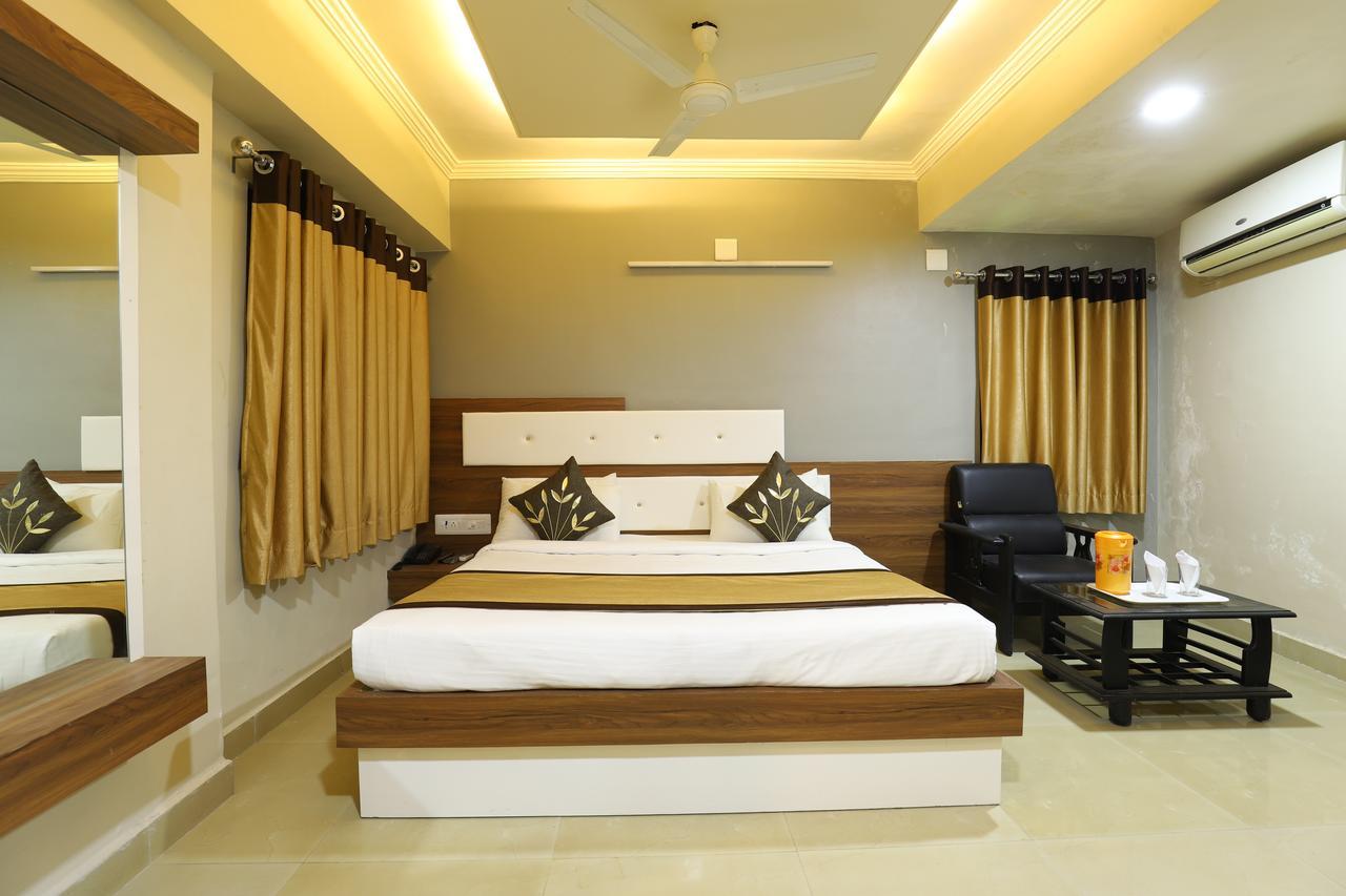 Hotel Loyal Residency Джамнагар Экстерьер фото