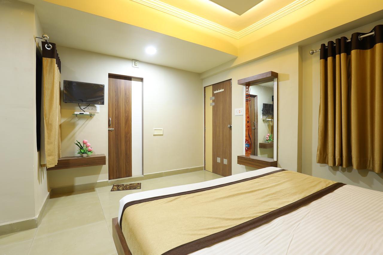 Hotel Loyal Residency Джамнагар Экстерьер фото