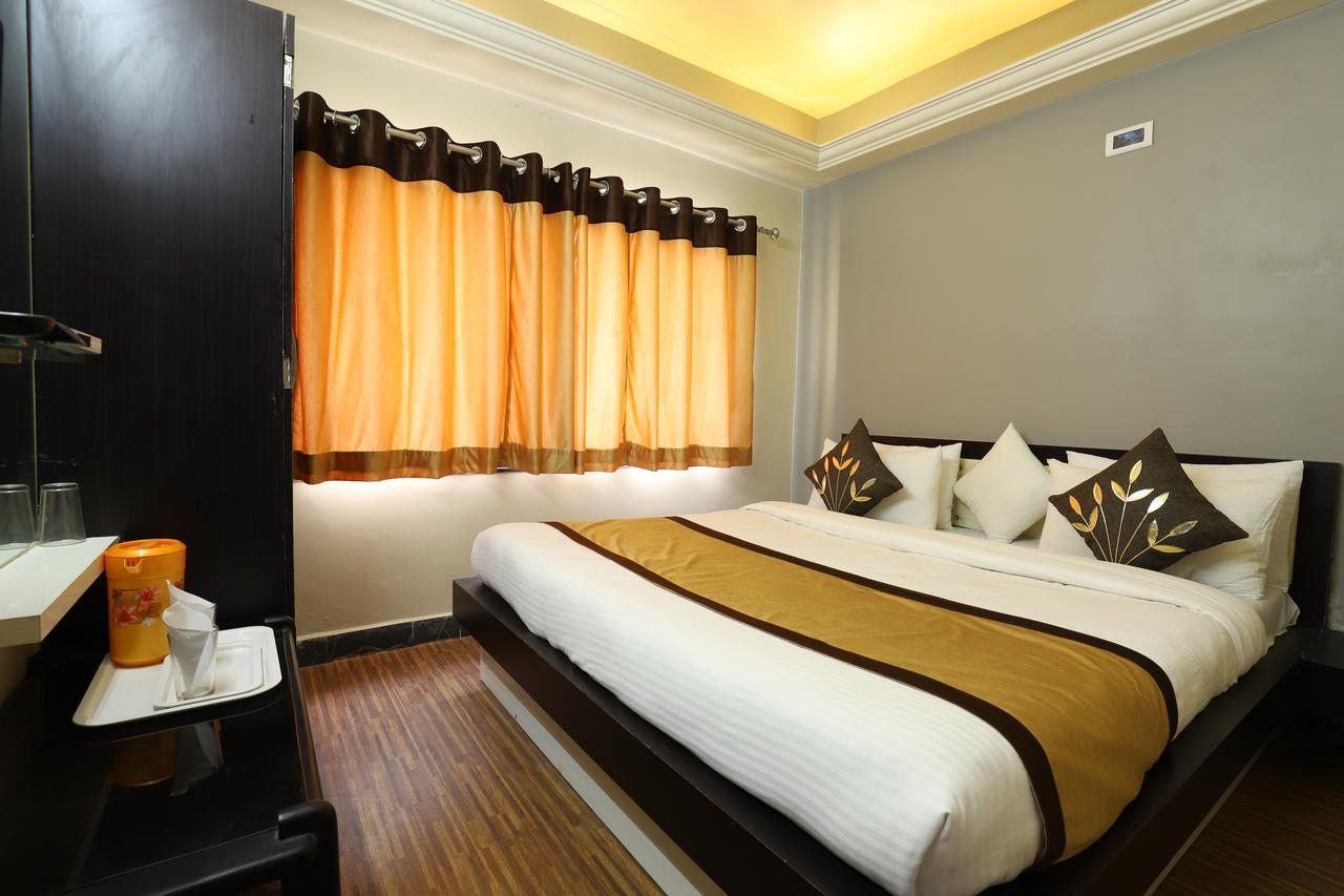 Hotel Loyal Residency Джамнагар Экстерьер фото